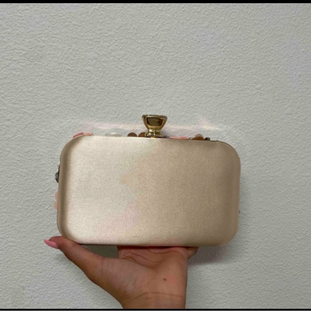 Unique Gorgeous Flowers Clutch 🔥 - Picture 8 of 8